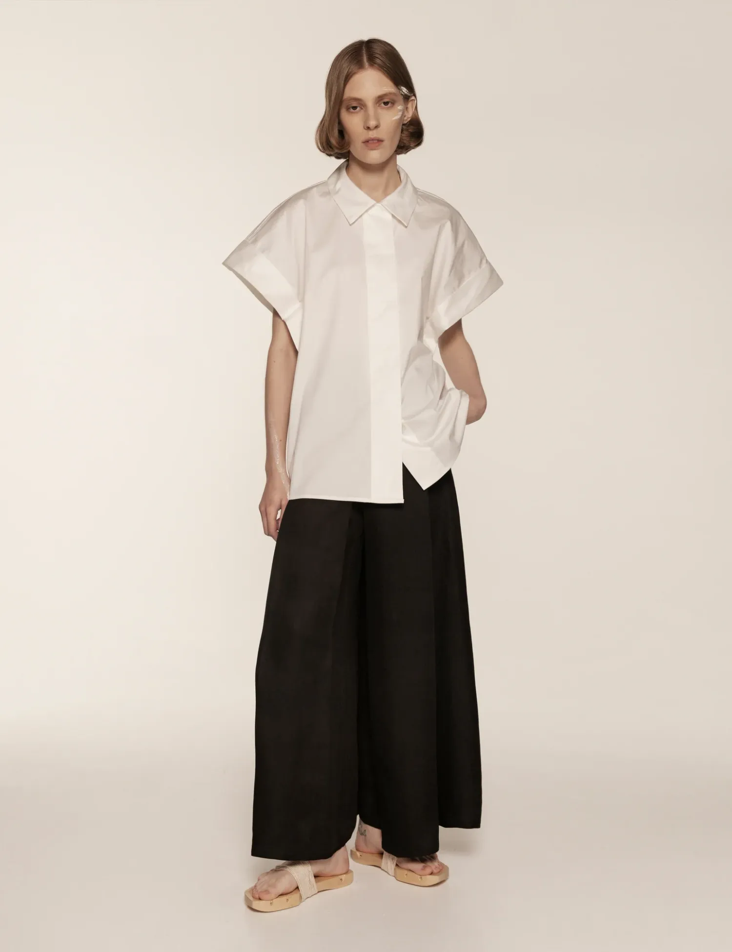 /uploads/White_shirt_with_shirt_sleeves_3_1c1af6f10d.webp