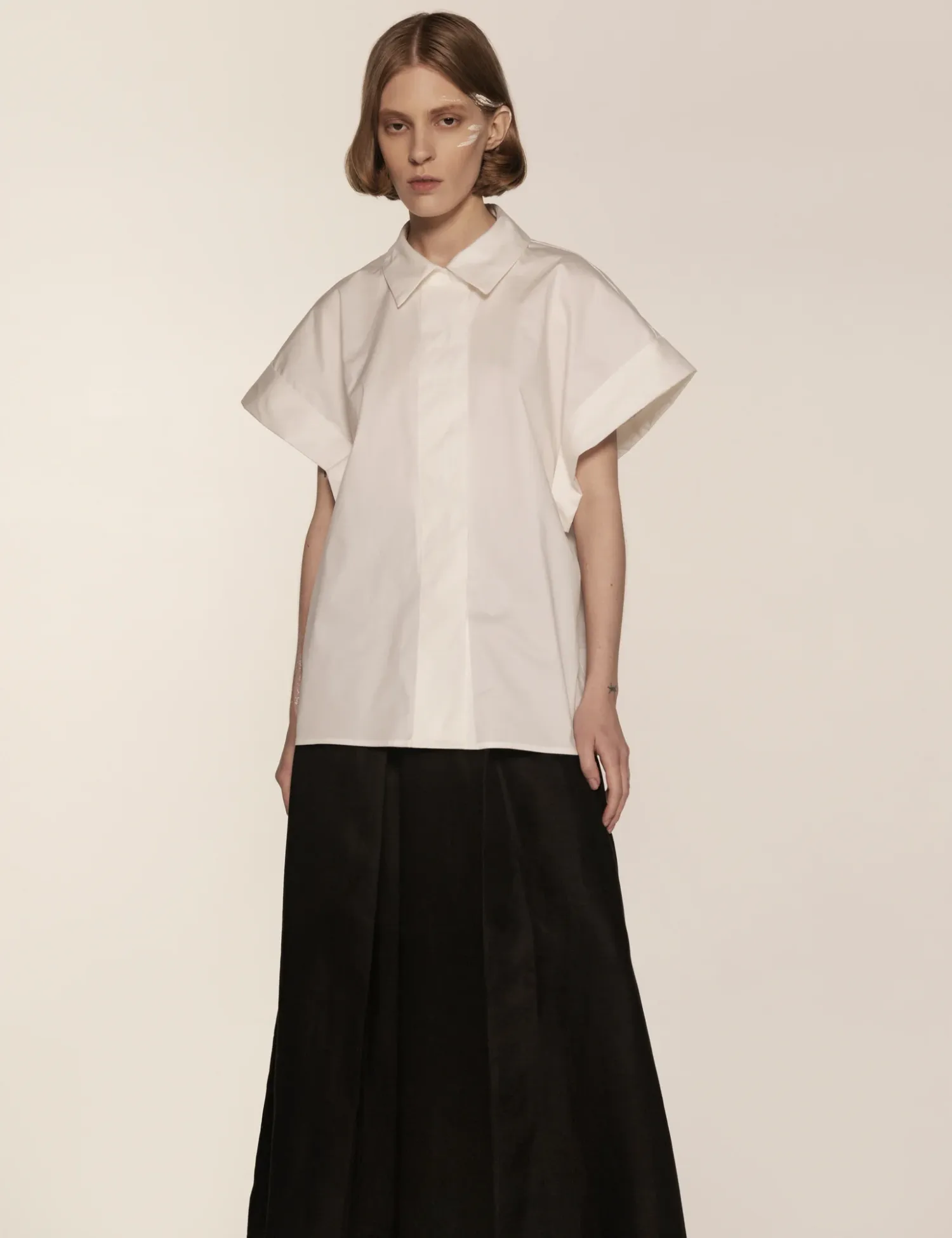 /uploads/White_shirt_with_shirt_sleeves_dfc2cdf758.webp