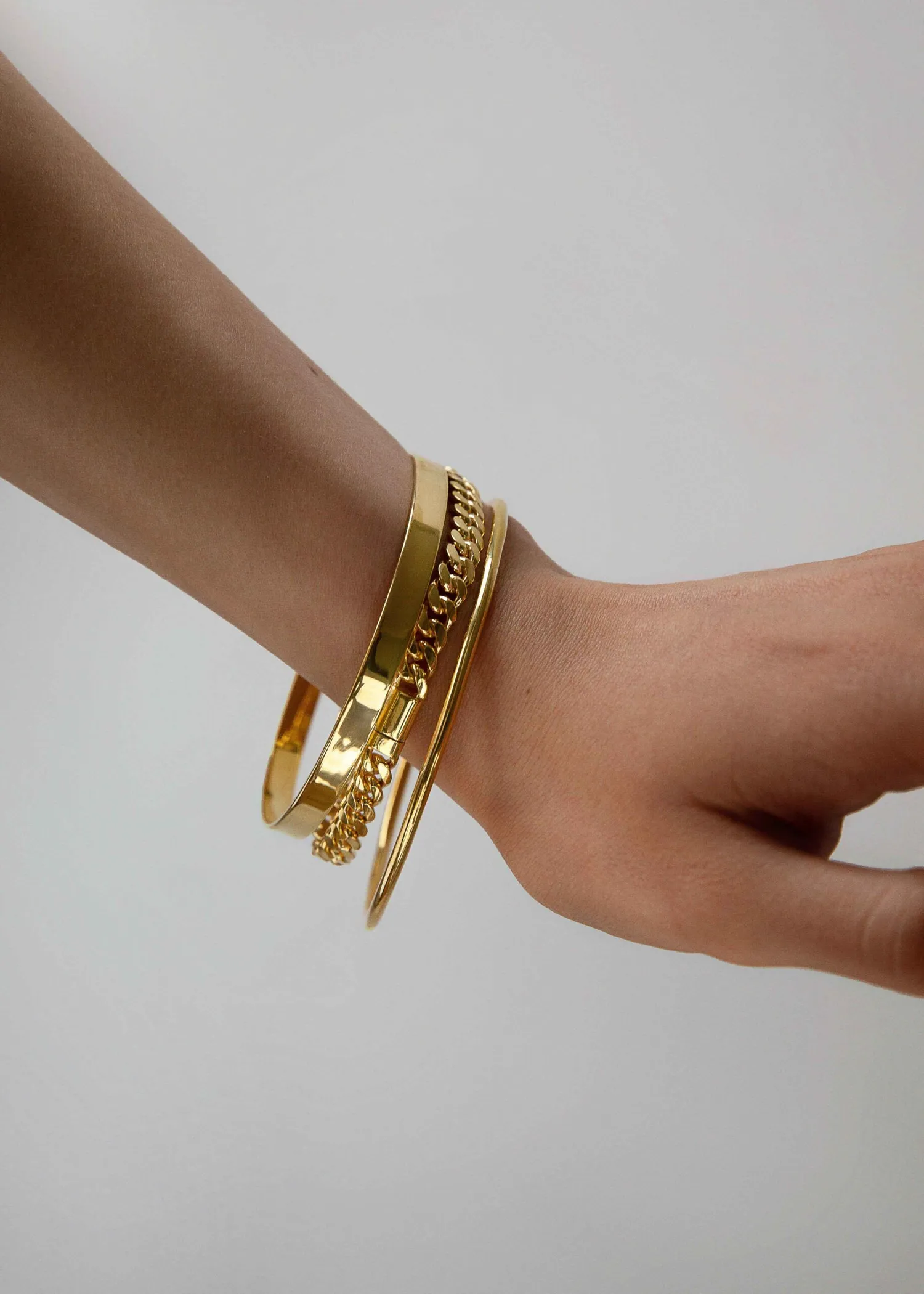 /uploads/bracelet_1_gold_hand_scaled_4bbd25321d.jpg