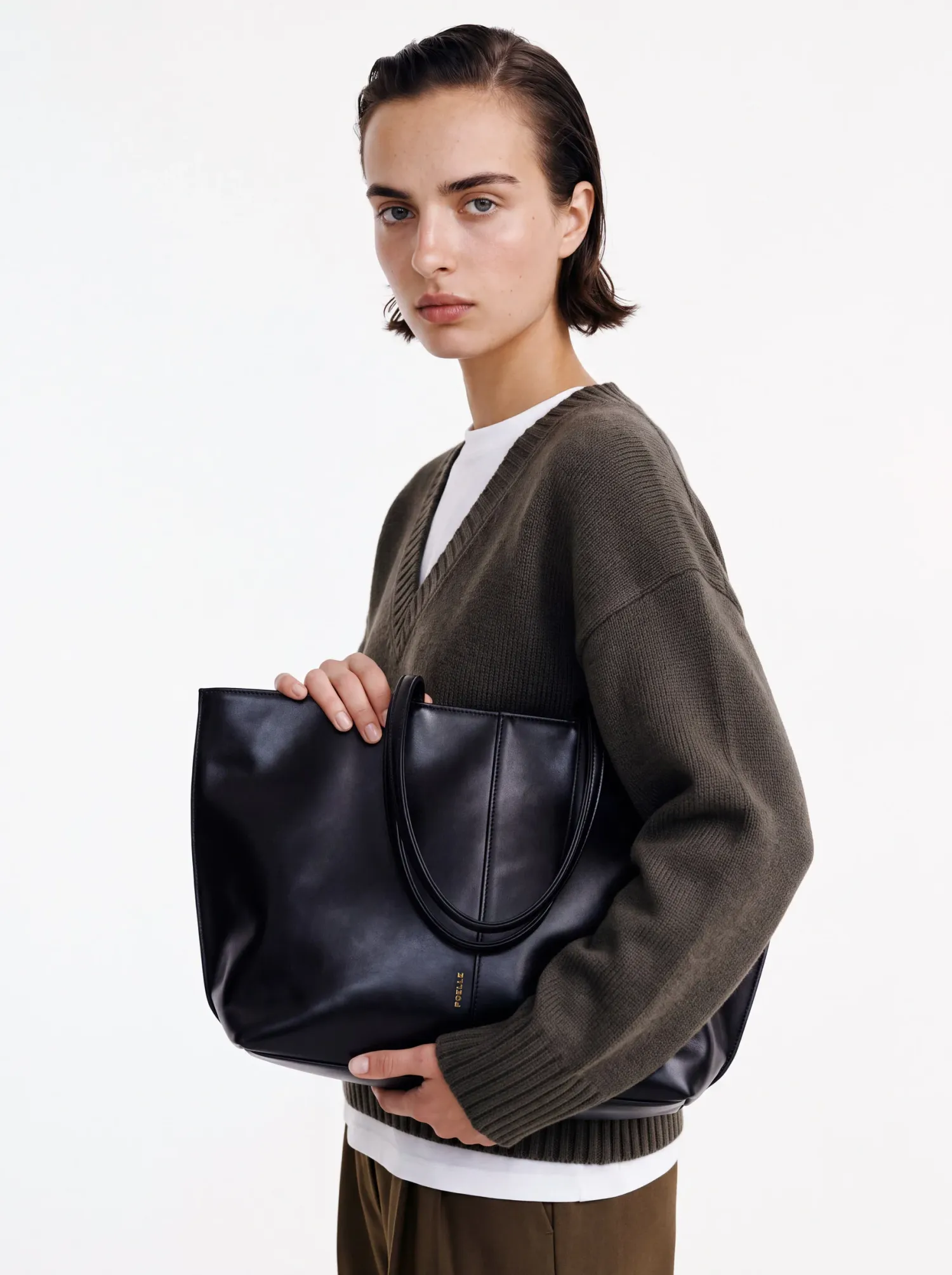 /uploads/poelle_lookbook_jane_tote_black_01_a5d7e6d3bf.webp