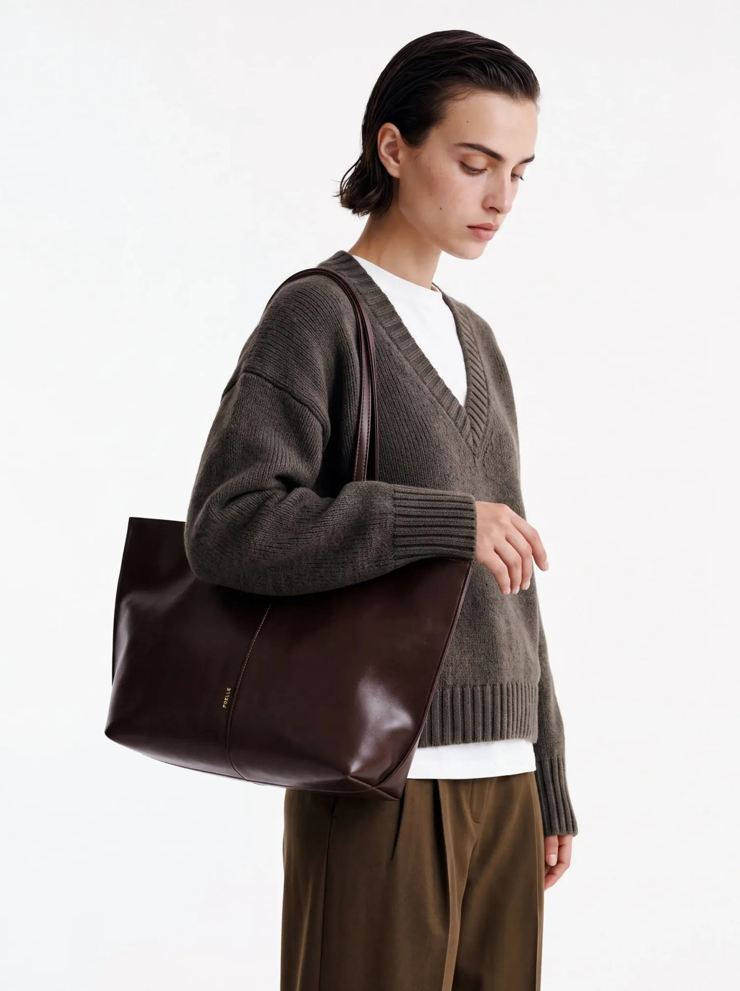 /uploads/poelle_lookbook_jane_tote_brown_01_2e4ca96fb8.webp