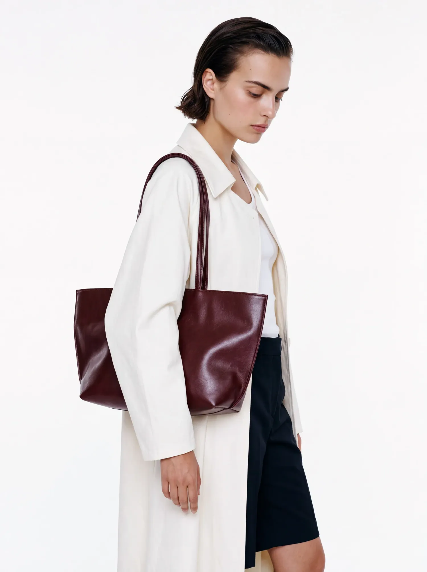 /uploads/poelle_lookbook_jane_tote_marsala_01_1fd534bd90.webp