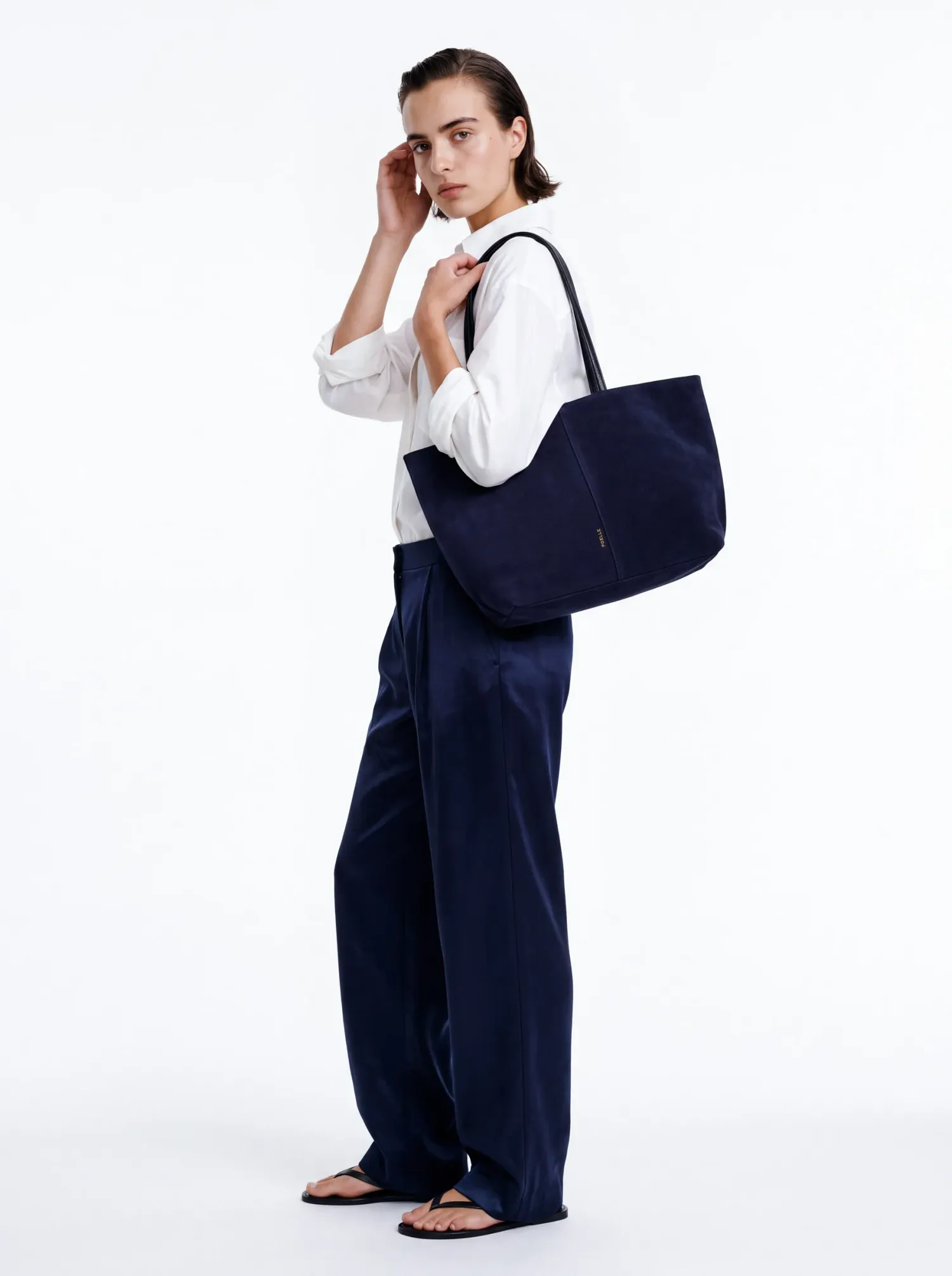/uploads/poelle_lookbook_jane_tote_navy_02_f773fee732.webp