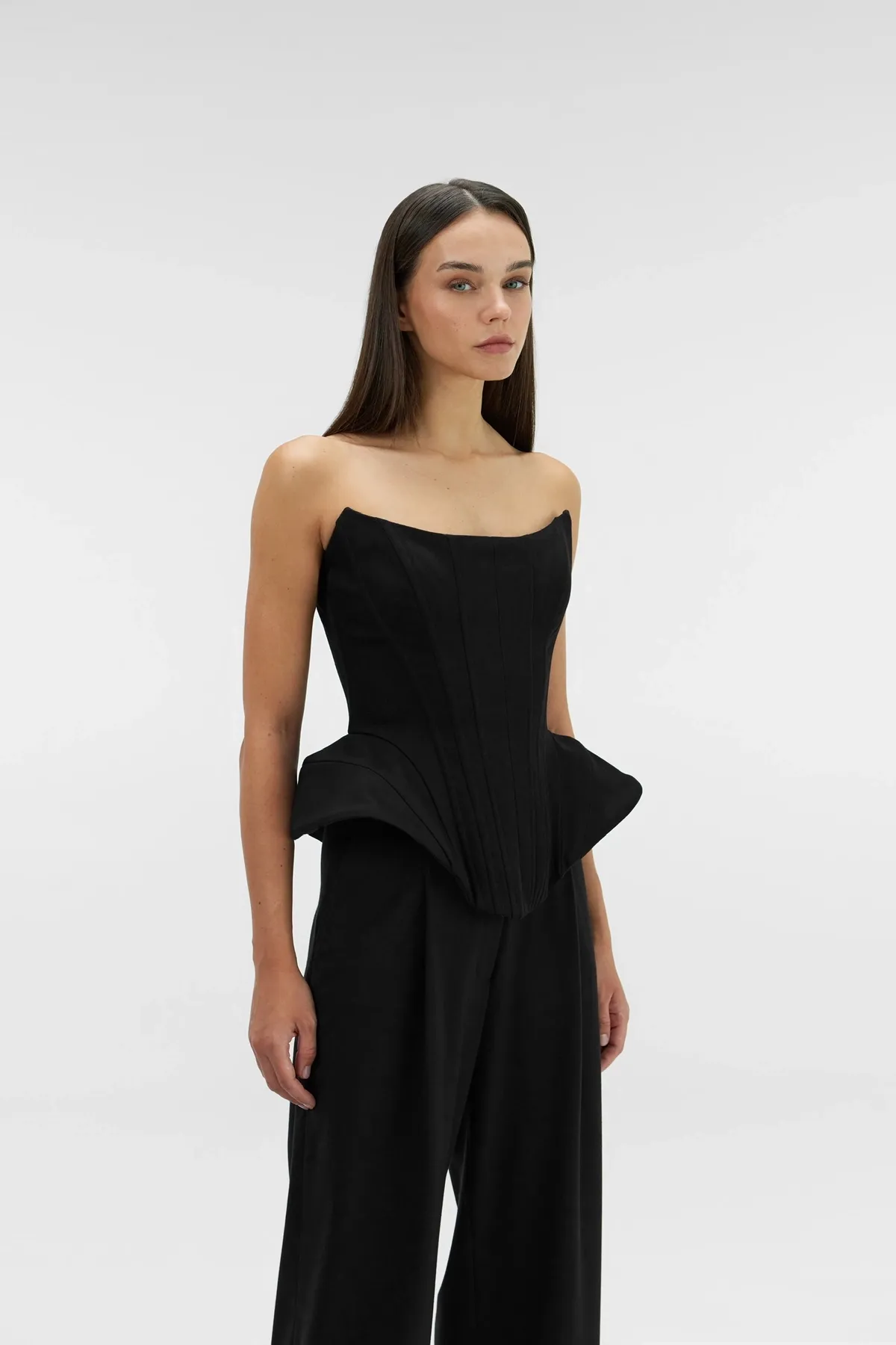 /uploads/raven_corset_model_1714a52b3c.webp