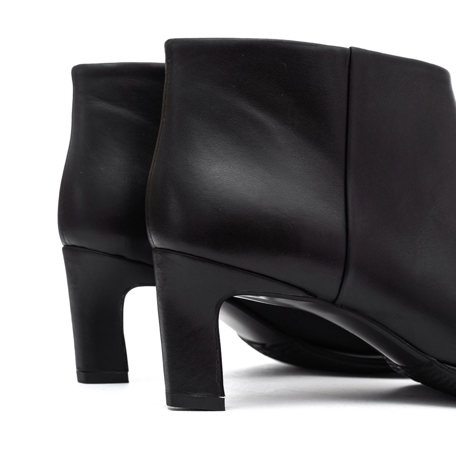 /uploads/Bella_Short_Black_3_c7fda593de.jpg_