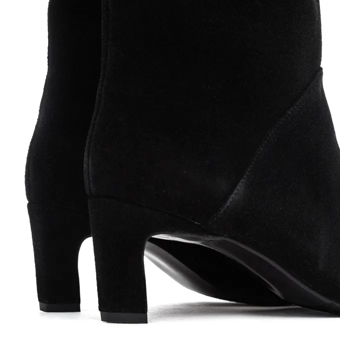 /uploads/Tracy_Black_5_4493ba0124.jpg_